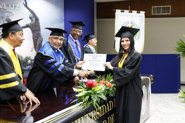 primer puesto graduación de economía