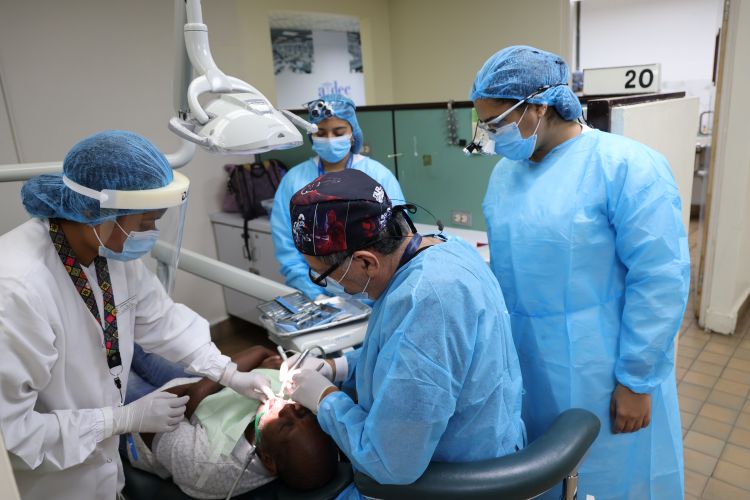 Profesor conduce el aprendizaje durante una atención clínica.