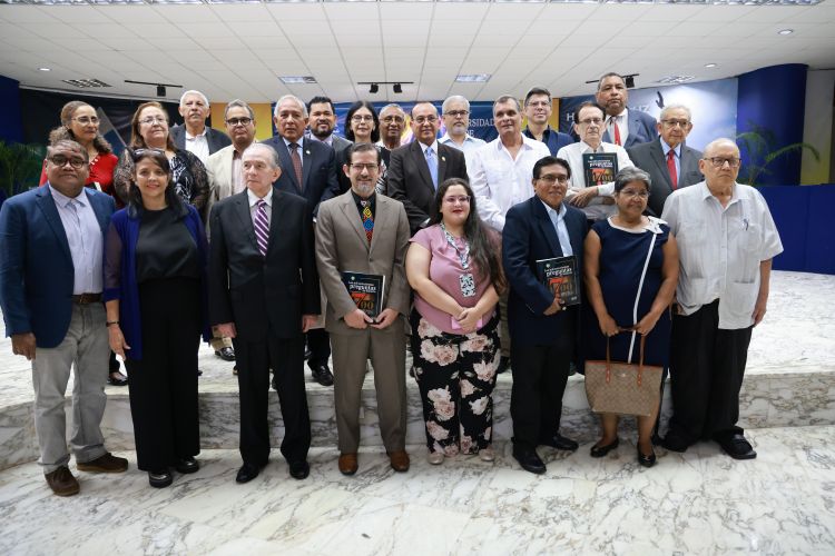 autores del libro 1700 preguntas de historia 