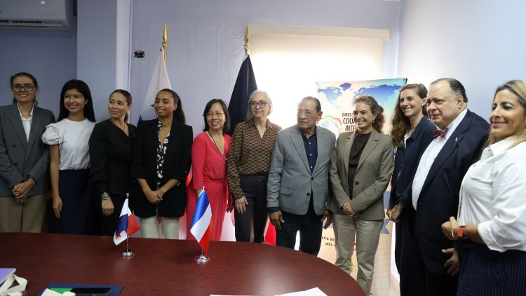 Comitiva con embajadora francesa