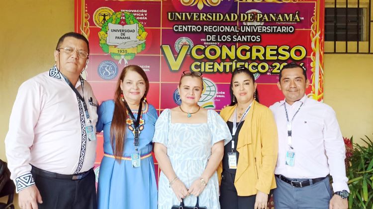 Profesores Roberto Pineda, Elda Marimond, Luric Camaño (coordinadora del Anexo de Guabal), Yamileth Martínez y Juan González.