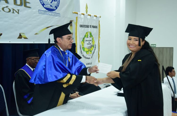 flores entregando diploma 