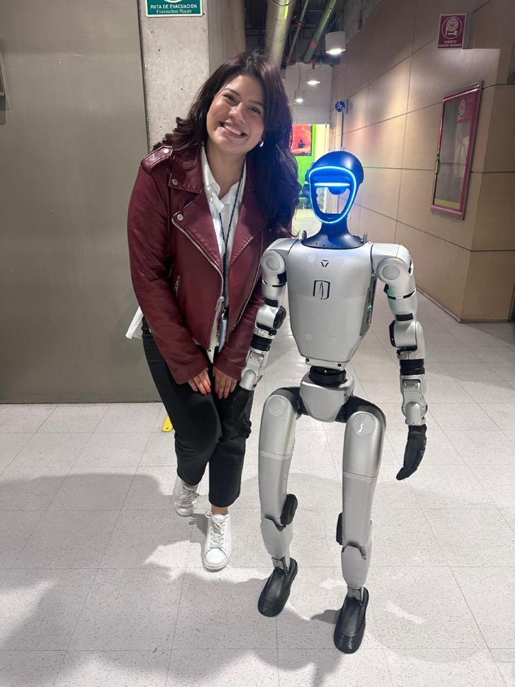 Laura Álvarez junto a un robot.