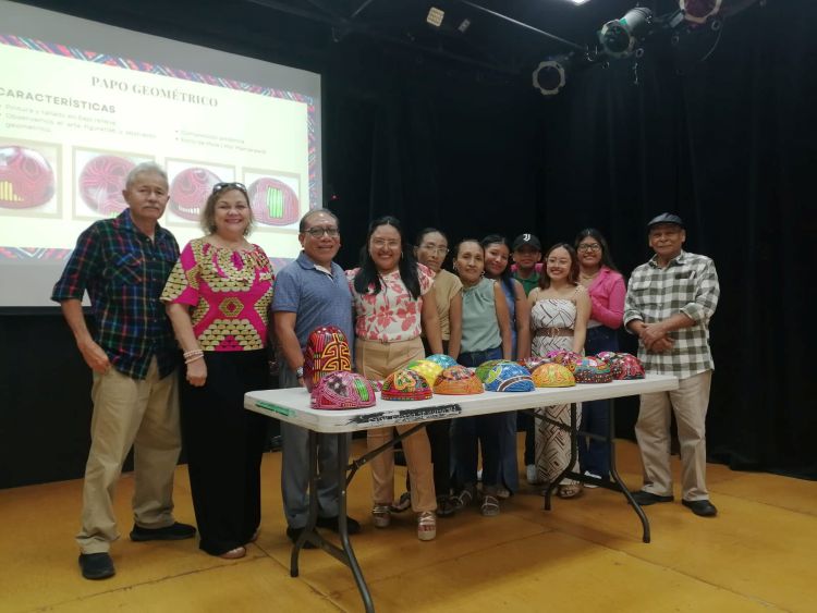 Prof. Adonay Rivera, Profa. Hania Espinoza, Prof. Nelson Hackin, estudiantes  de Artes Visuales y  Prof. Hermenegildo Zaldivar