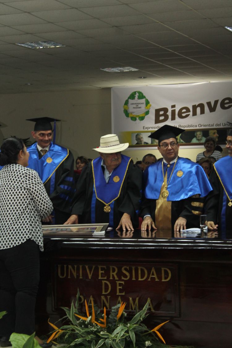 mujica y flores sombrero