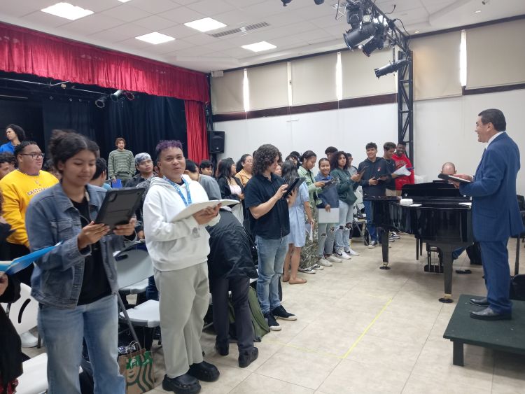 3. El Mgtr. Alexis Moreno ensaya canto con los estudiantes de la carrera de música.