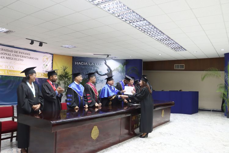 Graduanda recibe diploma cefere