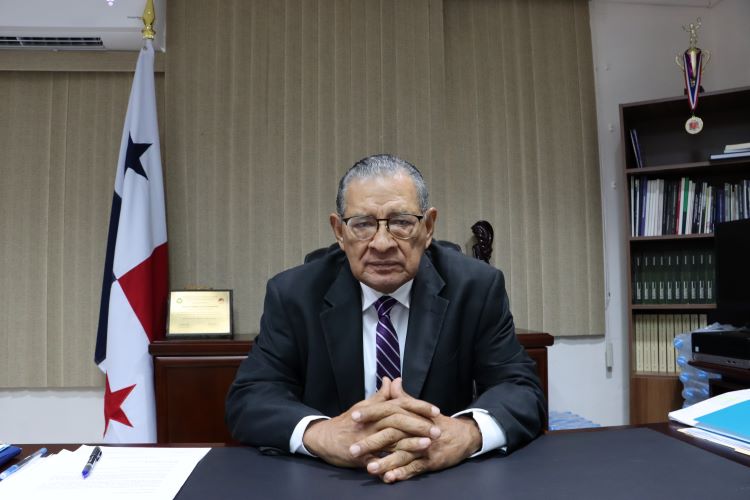 Dr. Olmedo García, decano de la Facultad de Humanidades. 