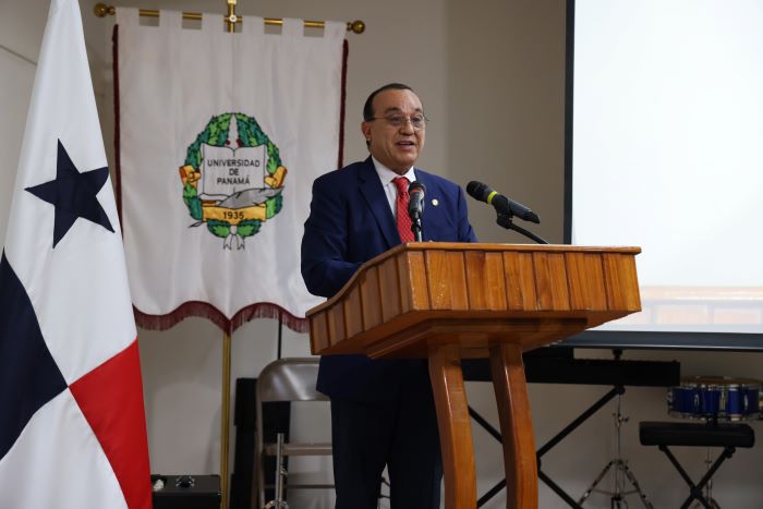 1.	 El Dr. Flores Castro indicó que, con el fin de garantizar la excelencia, la institución ha firmado convenios nacionales e internacionales con diferentes instituciones.