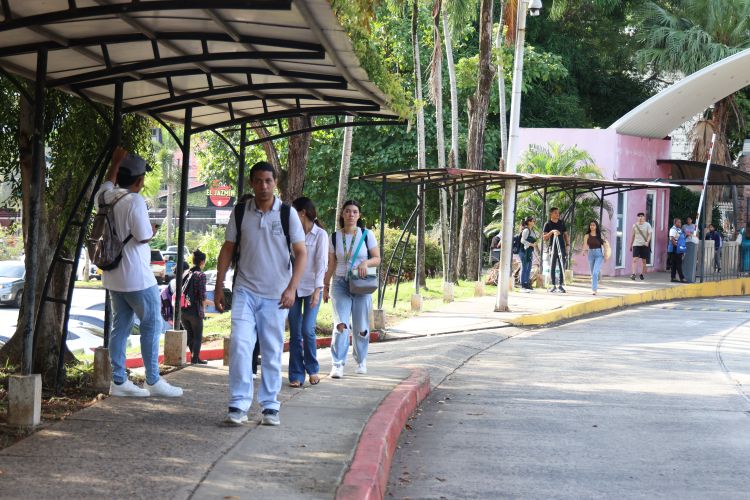 1.	Universitarios ingresan al campus Octavio Méndez Pereira. 