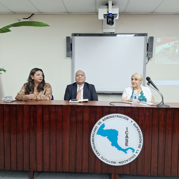 Mesa principal de panelistas de icase 