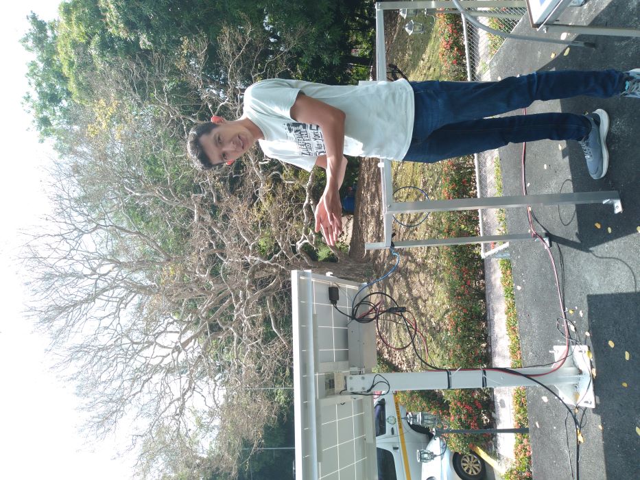 Agustín Orros explica que a medida que el sol se mueve el panel rota  buscando su posición. 