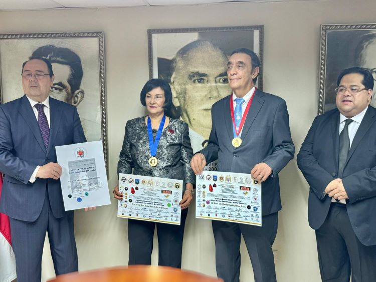 El Dr. Juan Solaeche Jaureguizar y Bielsa, Dra. Aida Selles de Palacios, Dr. Hernando Franco Muñoz y el Dr.  Carlos Rodríguez Campos.
