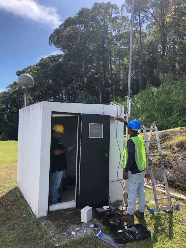 Personal del IGC verifica uno de los eslabones de la red digital.