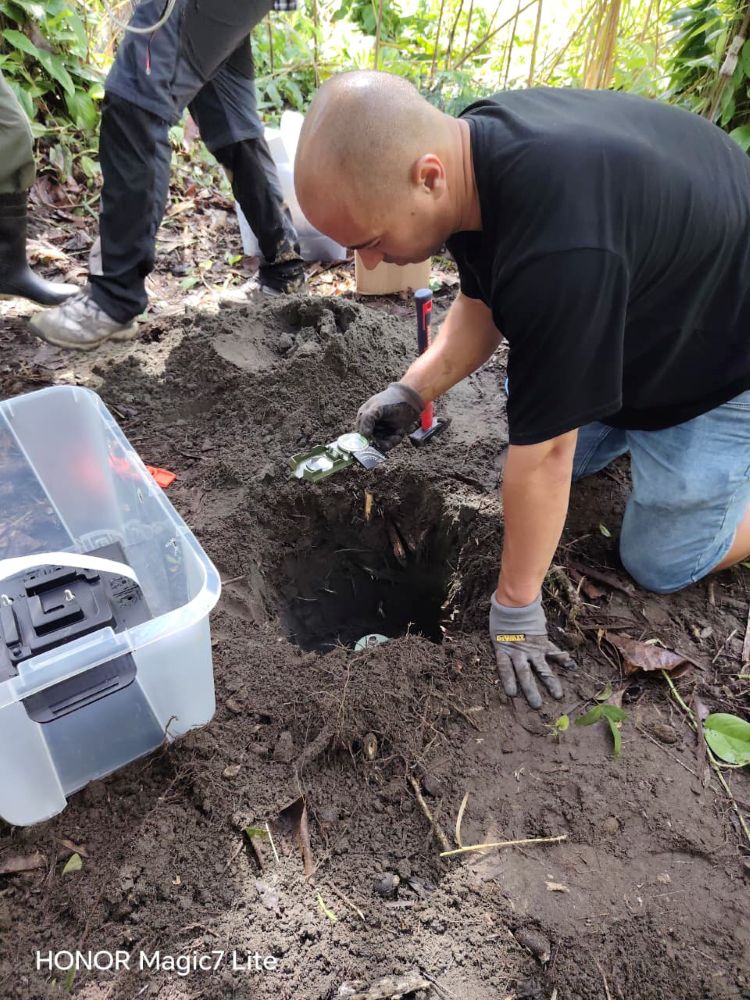 Expertos internacionales de la Universidad de Granada y la Universidad de  París colocan y calibran los instrumentos de medición sísmica.