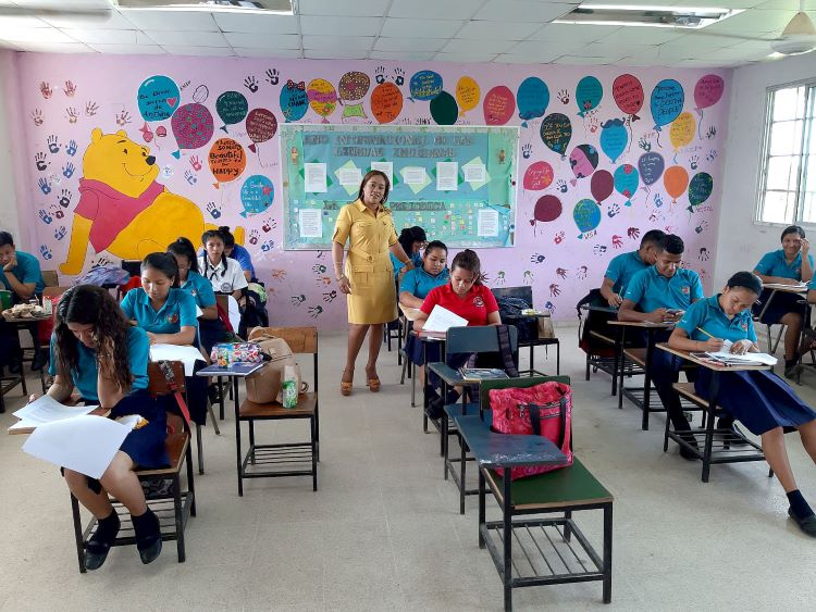 La investigadora del Crupo durante una etapa del estudio con los  estudiantes. 