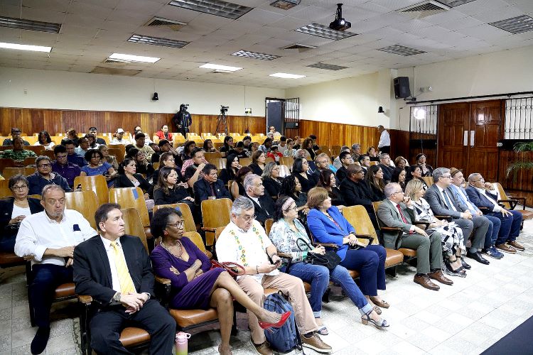 Docentes, estudiantes, administrativos e invitados participaron en la  ceremonia de culminacaión del pénsum académico.