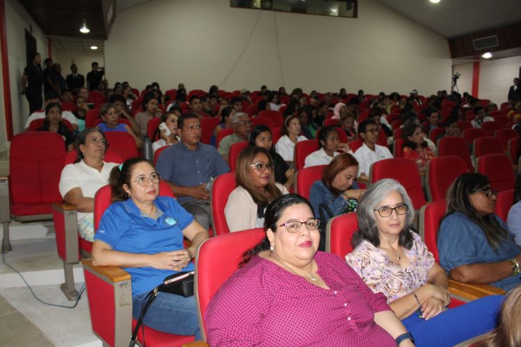 3.	Autoridades del Cruv, coordinadores de facultades, estudiantes y docentes, en conferencias finales.