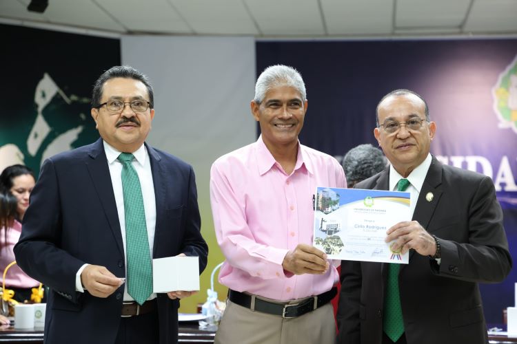 cirilo todriguez  20 años de servicios 