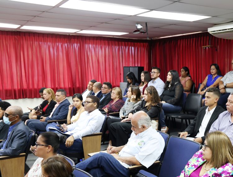 Participantes en actividades académicas en el auditorio del Icase. 