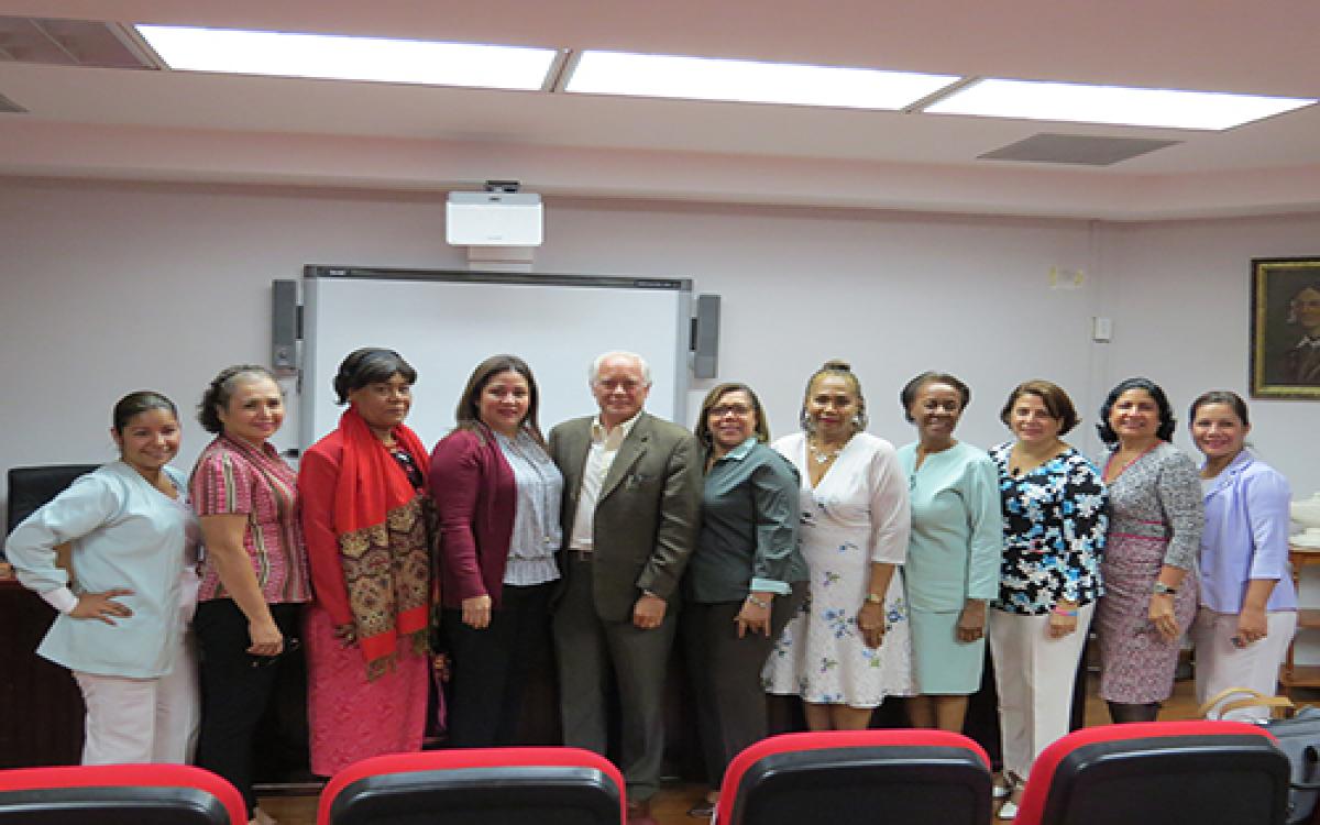 Miembros del CIFENE, junto al Dr. Temístocles Díaz