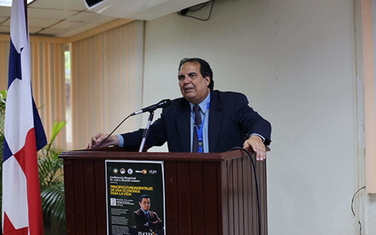 Dr. José Cambra, de Panamá.