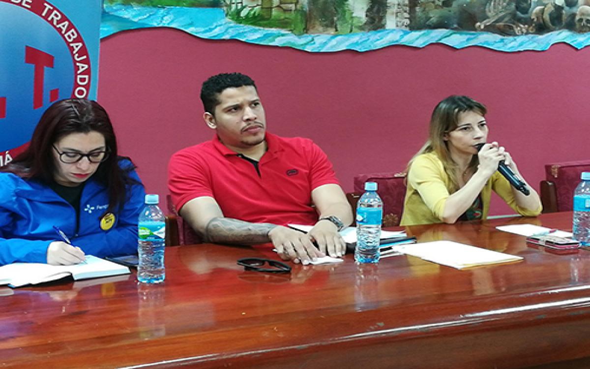 Participantes al Foro en el auditorio José Dolores Moscote.