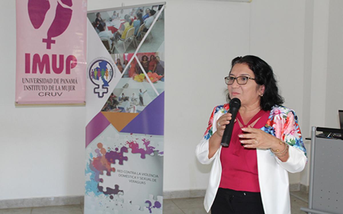 Profesora Elia González, coordinadora del Instituto de la Mujer de la Universidad de Panamá (IMUP) en el CRUV.