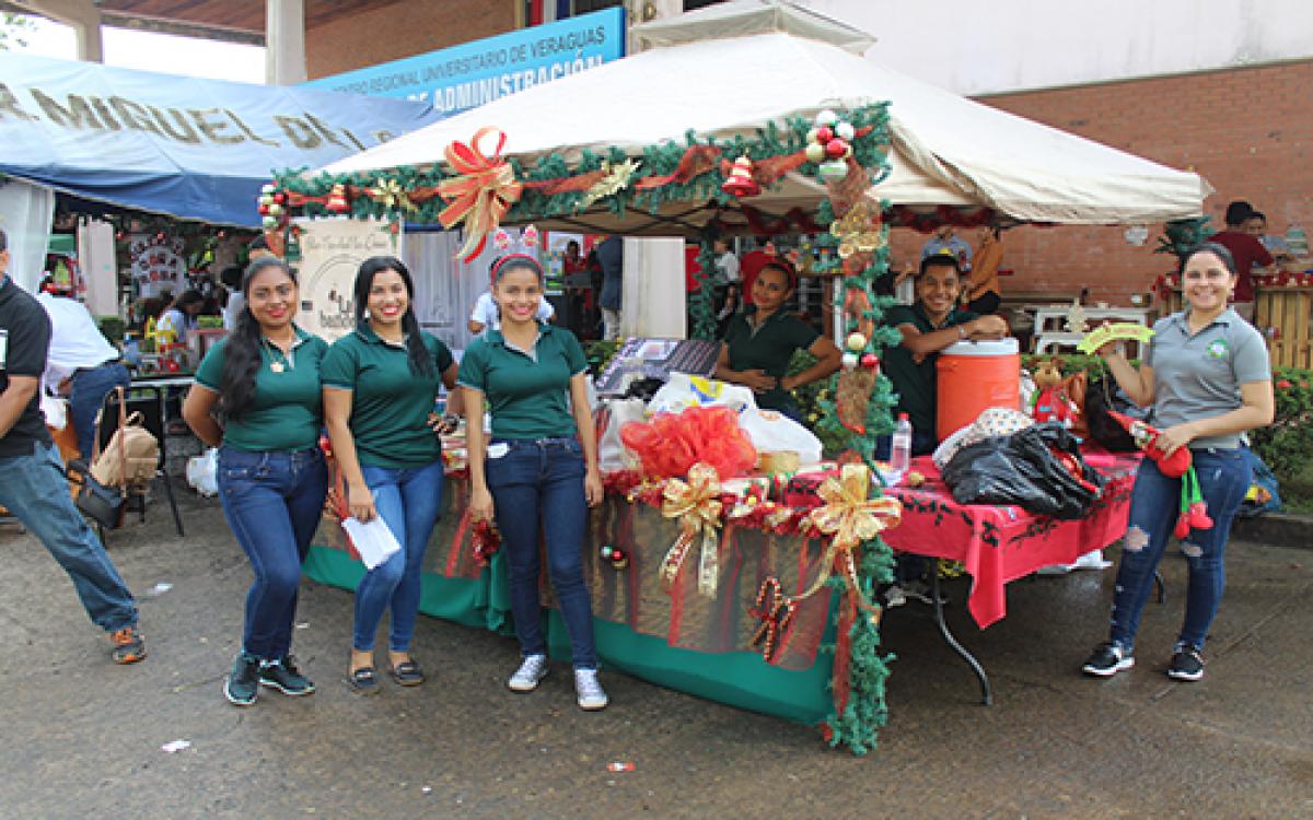 Puesto de venta de productos de artesanía navideña