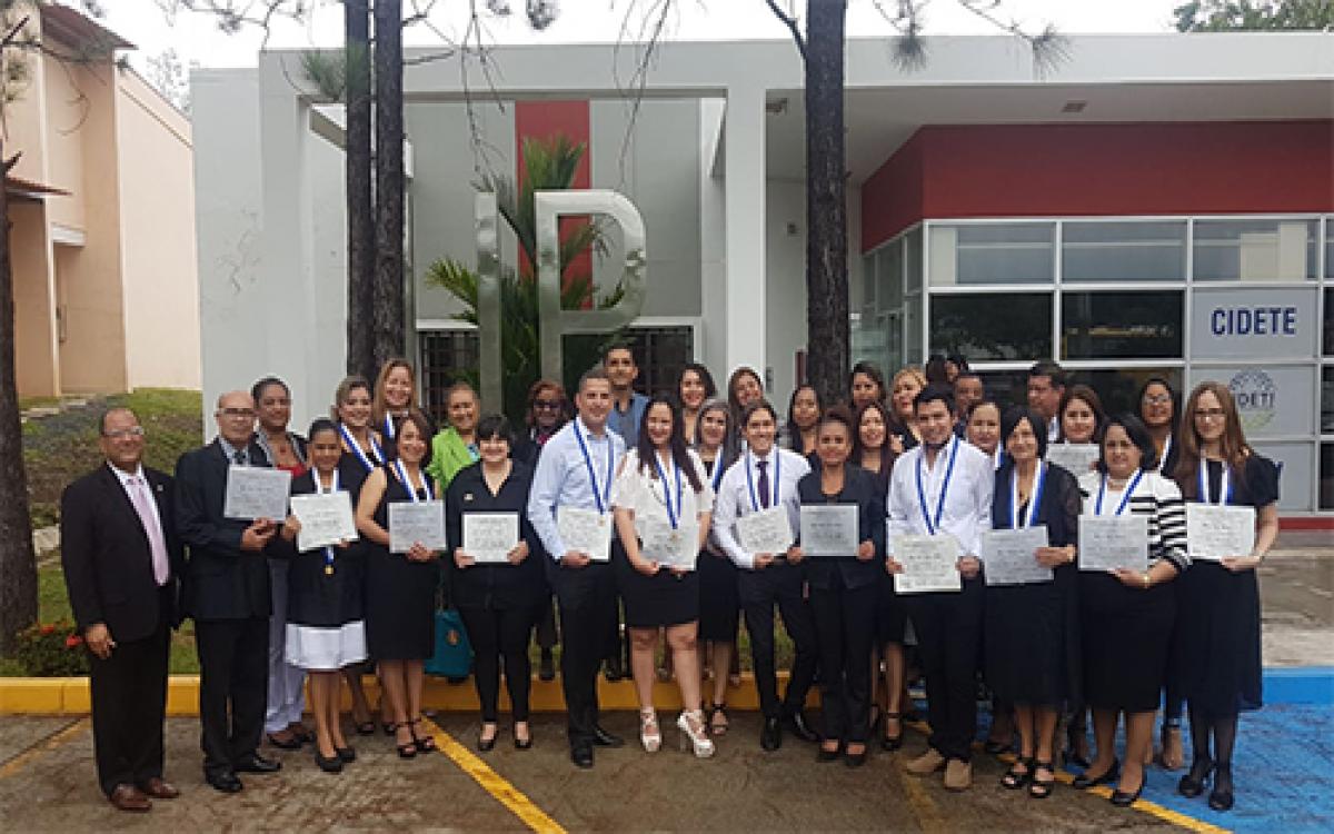 Magister Ayneth Cuellar, de la Oficina de la Organización de los Estados Americanos en Panamá (OEA); Magister Lisbeth Cunningham y la Magister Shesnarda Herrera, de la Secretaria Ejecutivo de la CONAPRED; Magister Cesar García, Director del Centro Regional Universitario de Veraguas, de la Universidad de Panamá; Magister José Him, Director del Centro de Innovación, Desarrollo Tecnológico y Emprendimiento (CIDETE); Doctor Erick Santamaría, Director de Postgrado, de la Vicerrectoría de Investigación y Postgrad