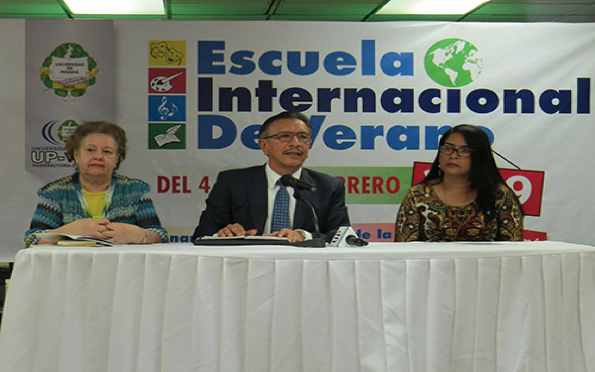Dra. María Rosa de Muñoz, Mgter. Denis Chávez y Mgter. Damaris Tejedor