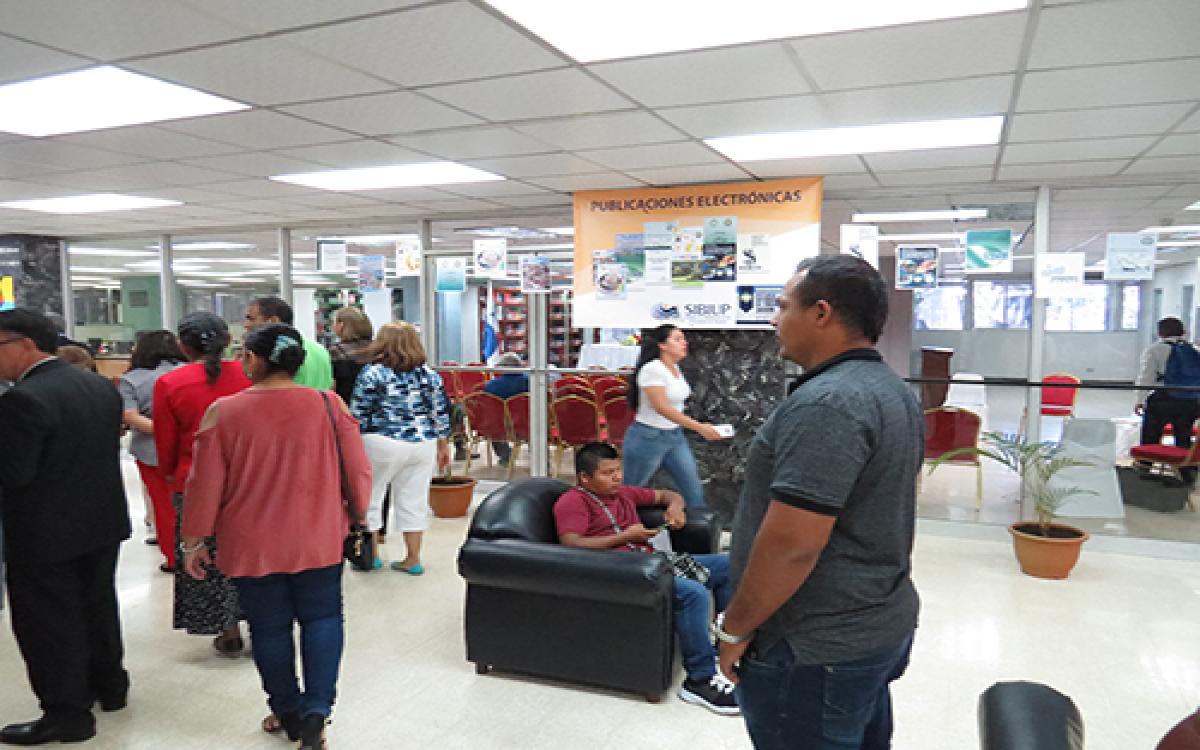 Exhibición  de publicaciones en el SIBIUP.