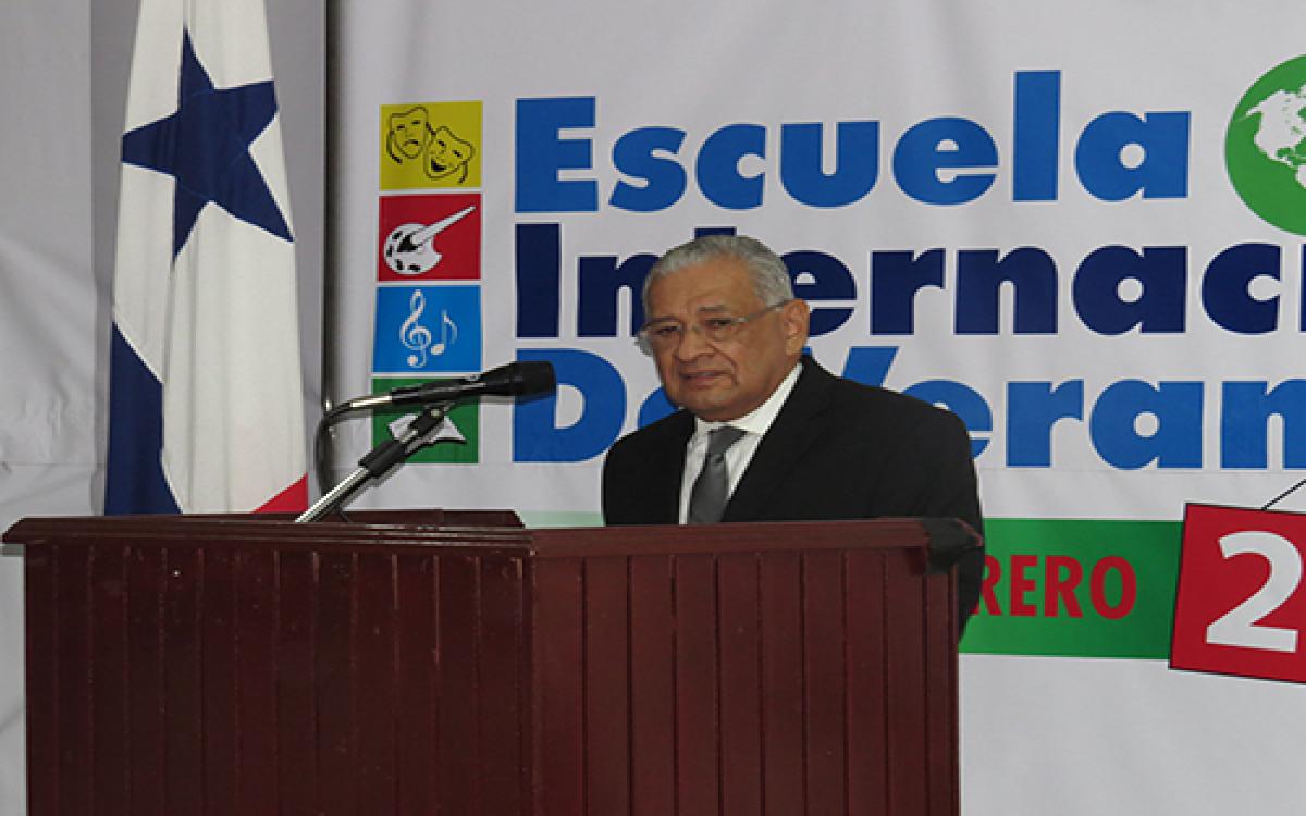 El Dr. Olmedo García Chavarría, decano de la facultad de Humanidades