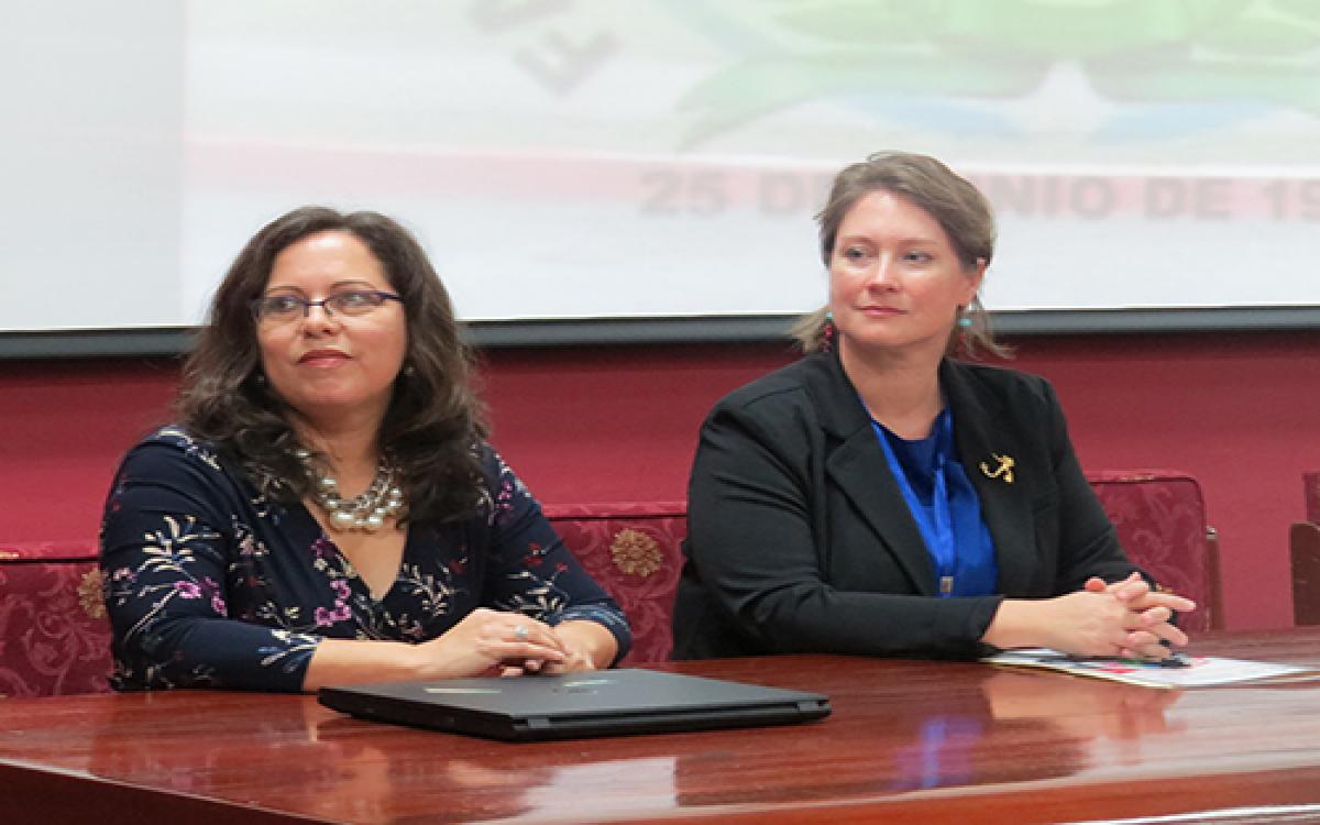  Dra. Lauri Ann Ortiz y la Mgter. Carrie Smith del Instituto de Smithsonian