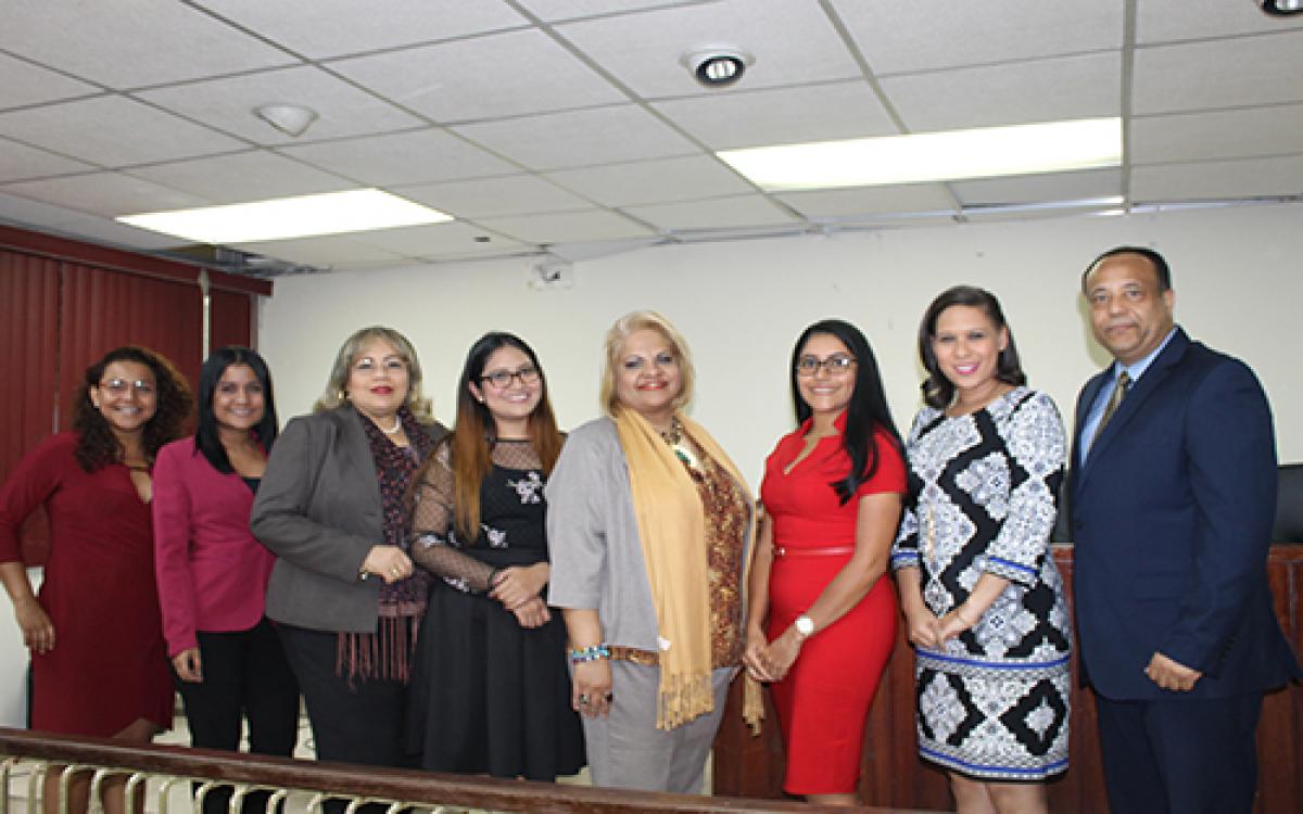 Dra. Julia Sáenz, junto a los participantes  del Programa de Maestría en Derecho Privado con énfasis en Derecho Comercial.
