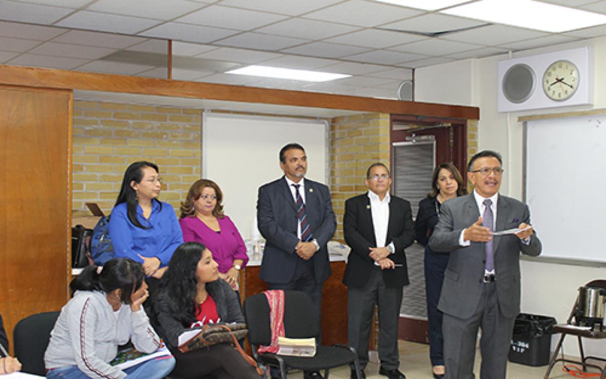 Mgter. Denis Chávez  hace un recorrido en las actividades académicas  de la EIV, que se realizan en el campus Harmodio Arias Madrid.     