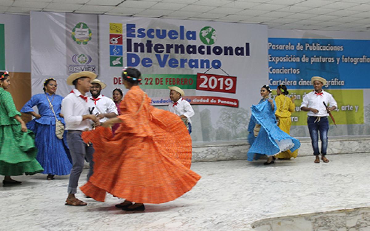 Estudiantes  danzando 