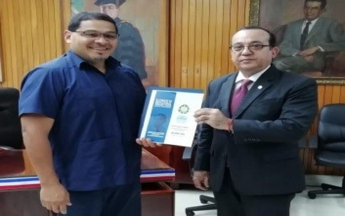 Saúl Mendez y el rector Eduardo Flores Castro 