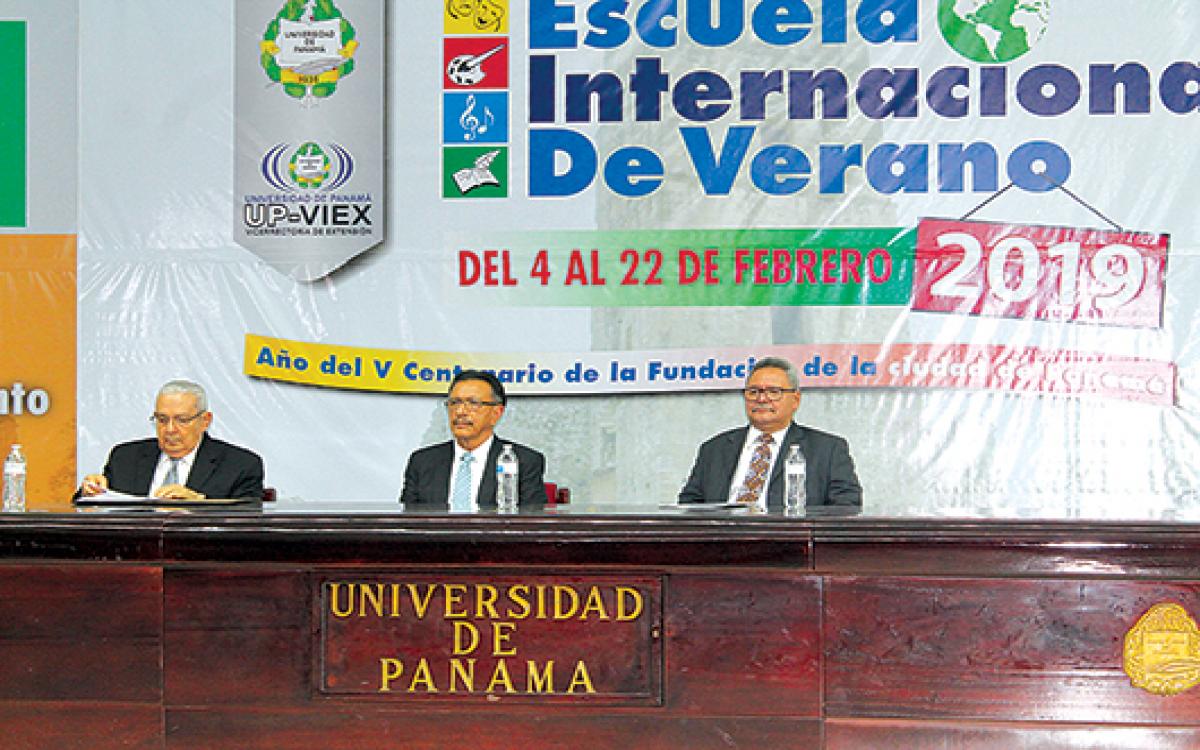Mesa principal Dr. Alfredo Castillero Calvo, expositor; Mgtr, Denis Chávez, coordinador EIV 2019, y Mgtr. Fernando Aparicio, historiador.