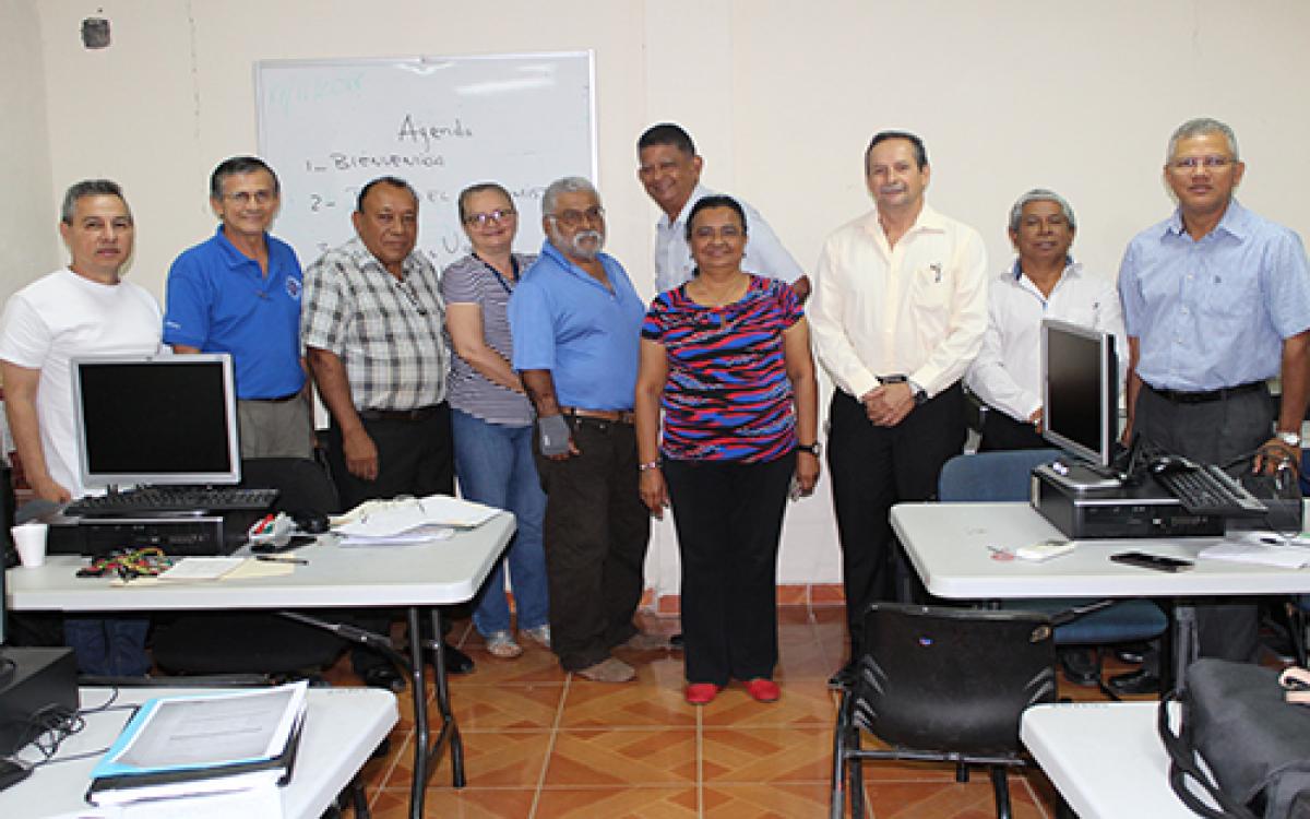 Grupo de decentes que reciben seminario de actualización.