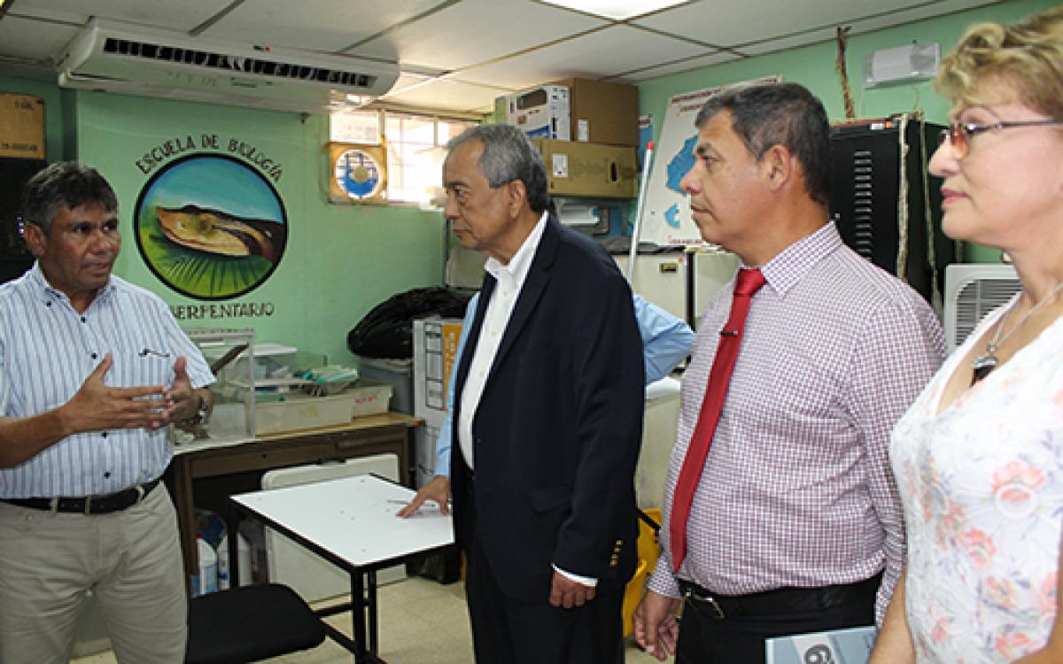 El Dr. Enrique Mendoza, visitó al serpentario.
