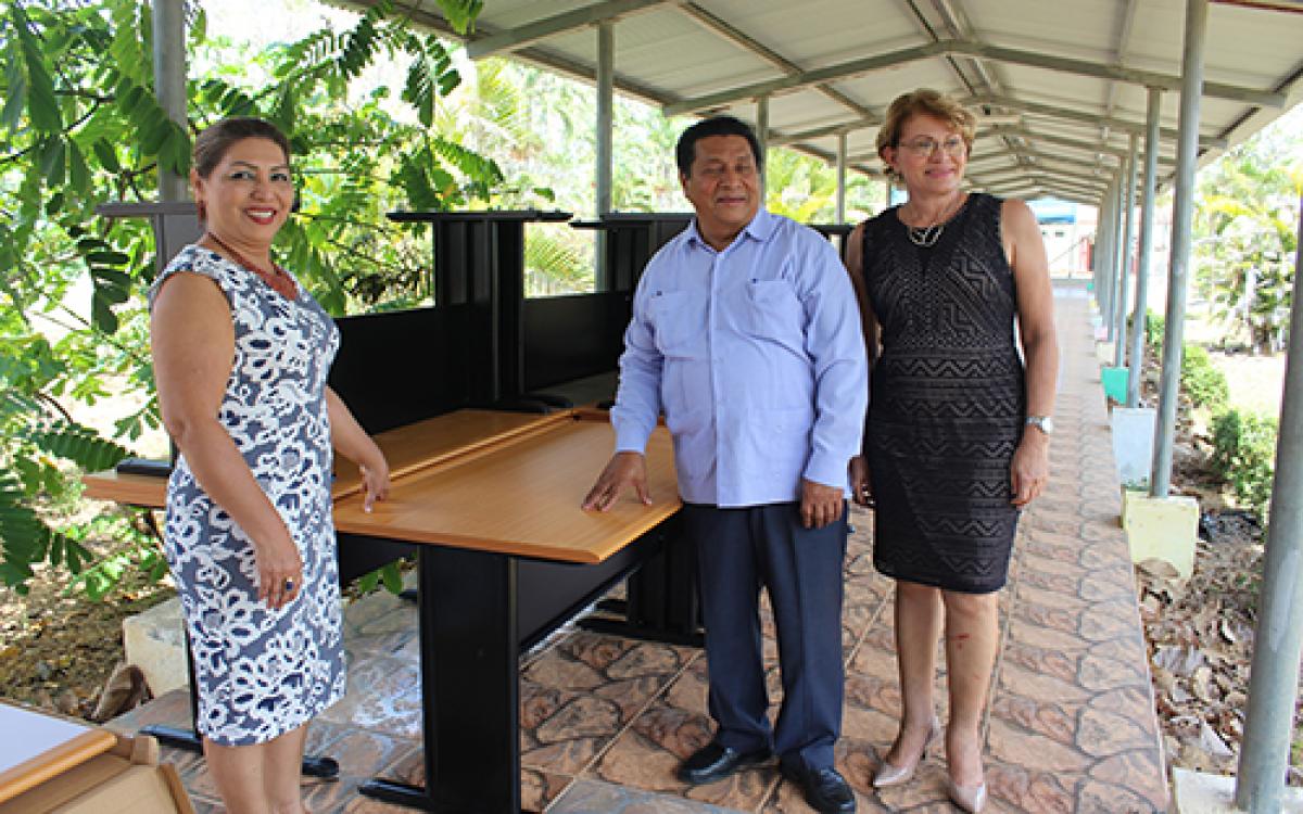 El Prof. Gordón entrego  pupitres a directivos del CRUV