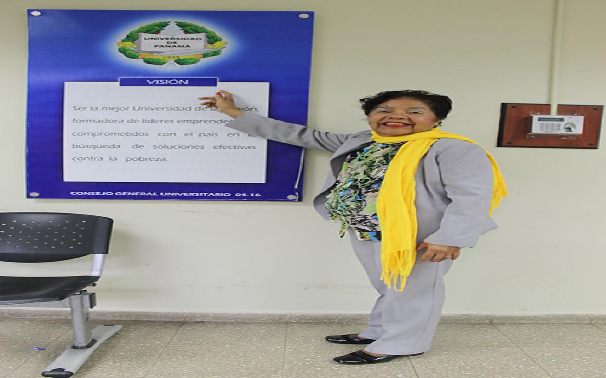 Mgter. Iris Hinestroza Acosta, docente en la facultad de Humanidades.