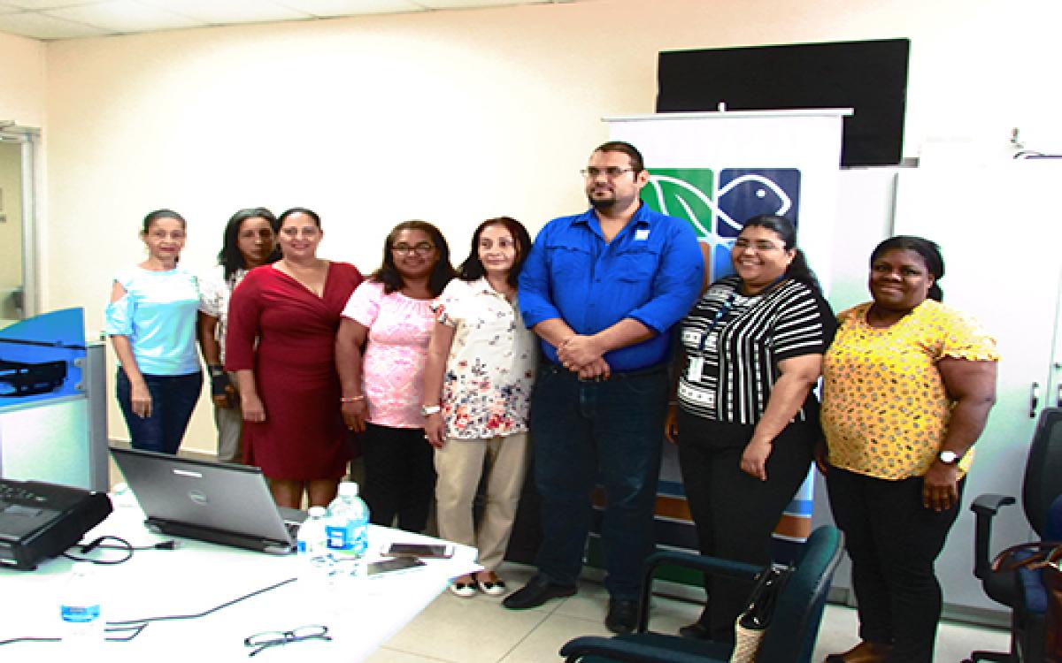 licenciado Jorge Castañeda, abogado del Ministerio de Ambiente y emprendedoras