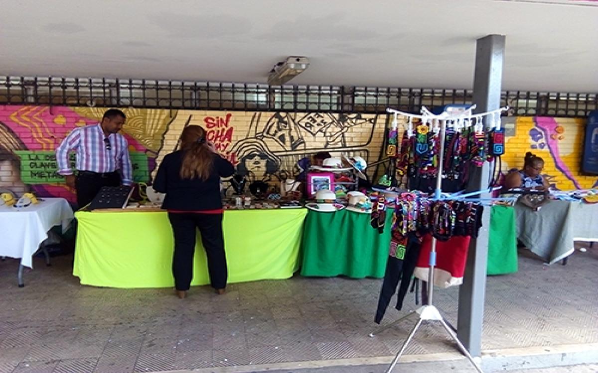 	Bazar de productos hechos por  emprendedoras. 