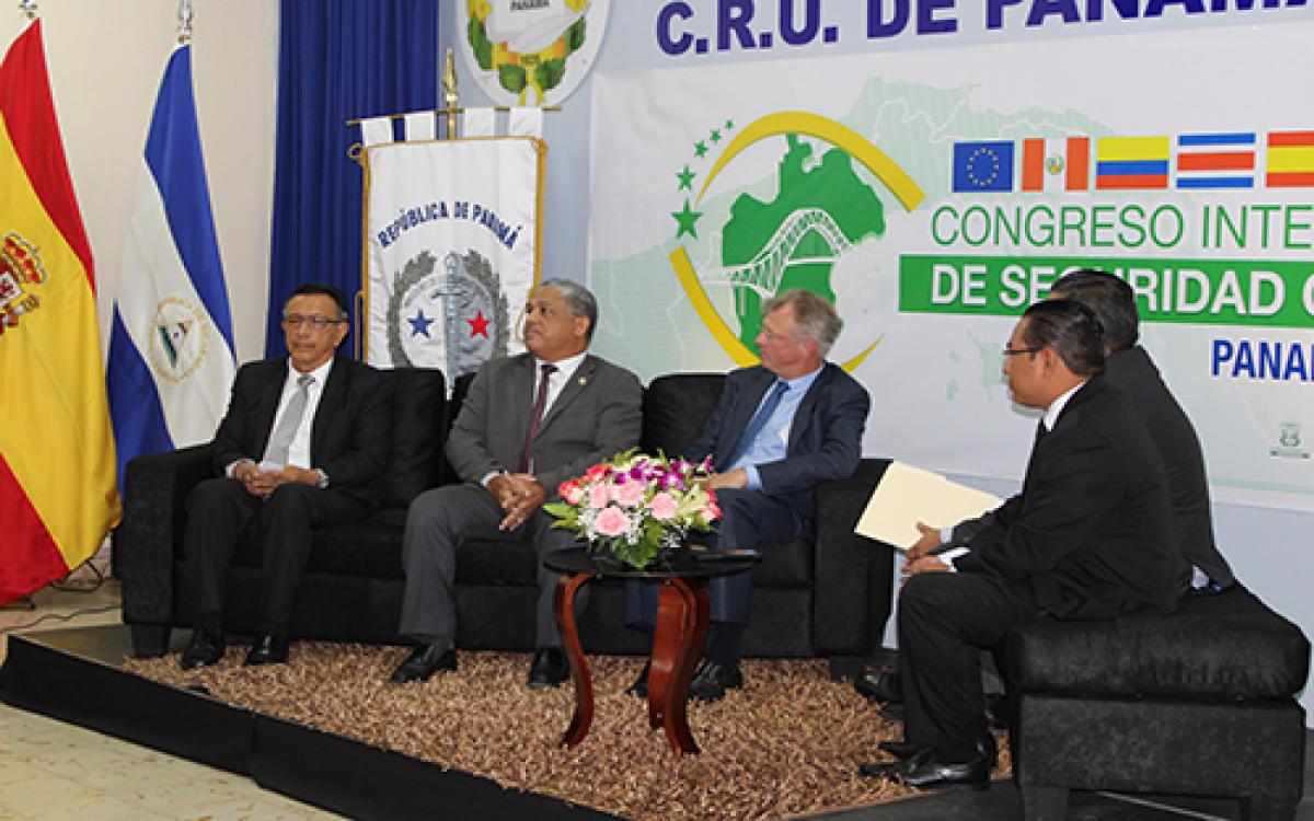 Magister Dennis Chavez, Excelencia Chris Hoornaert,