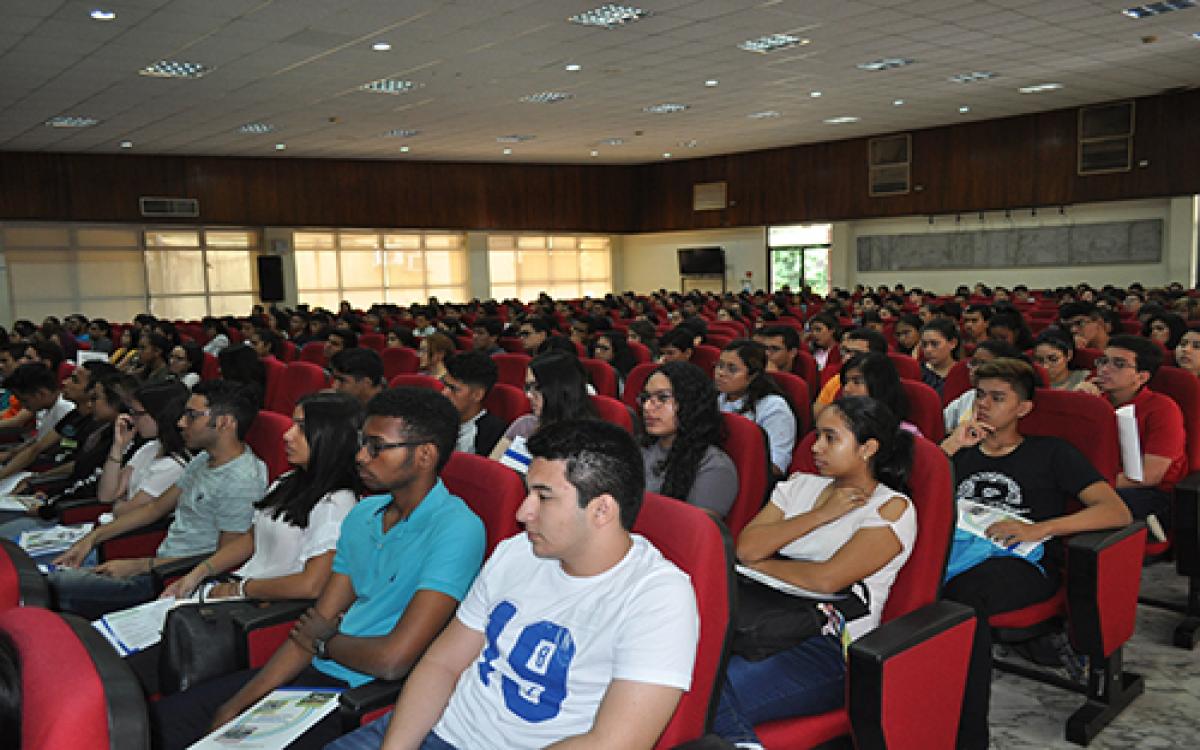 Estudiantes en Induccion para la vida universitaria de medicina 