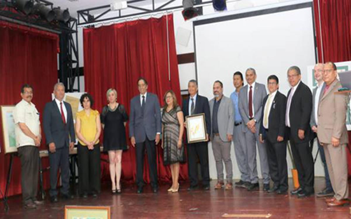 Pie de foto: Dr. Hansel Villalaz, Mgter. Luis Troetsch, Dra. Vega Asensio, Dra. Natalia Esponda, Dr. Jorge A. Motta, 