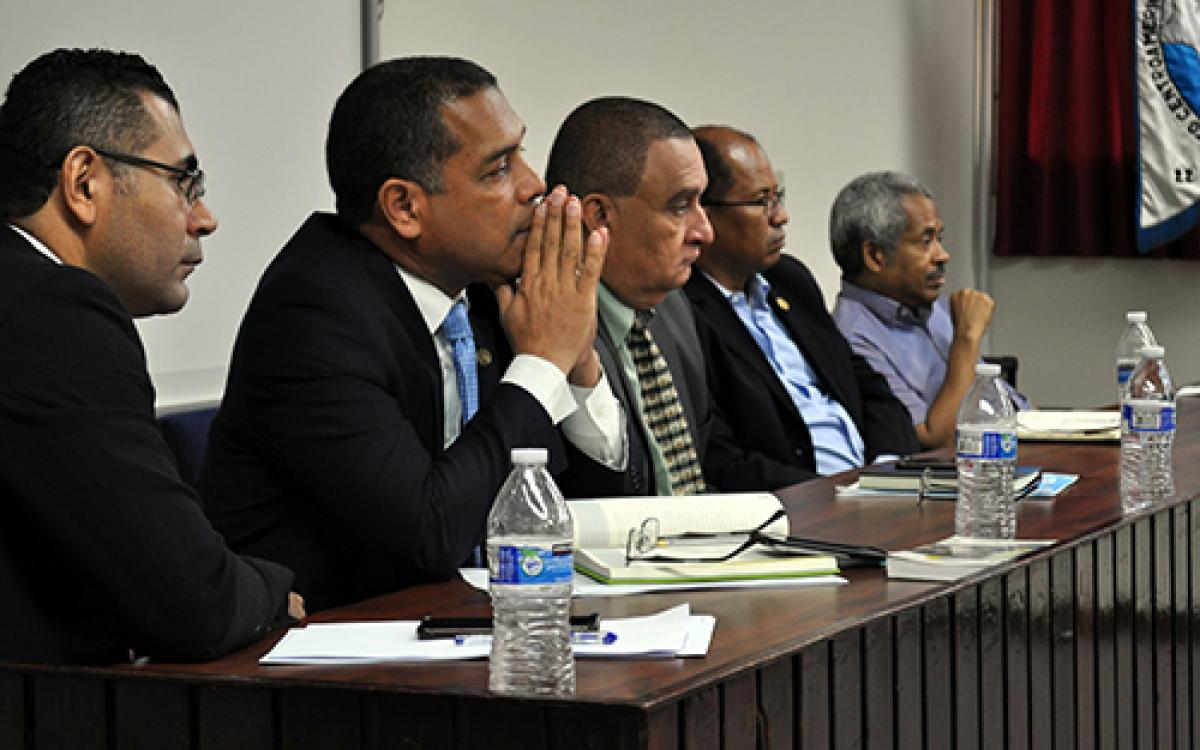 El magister Fidel Palacios, vicerrector de Asuntos Estudiantiles,autoridades de la Universidad de Panamá: Alcides Muñoz, subsecretario general; Saulo Aizprua, jefe de la Dirección de Informática; Reynaldo Santamaría, director de Protección Universitaria; Manuel Pontiles de la Dirección de Cafeterías Universitarias.