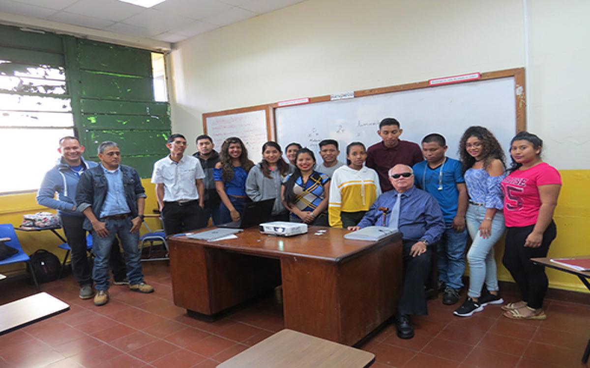 Estudiantes de la carrera de Geografía e Historia.